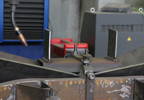 Konvejerių ritinėlių atramų suvirinimo robotas