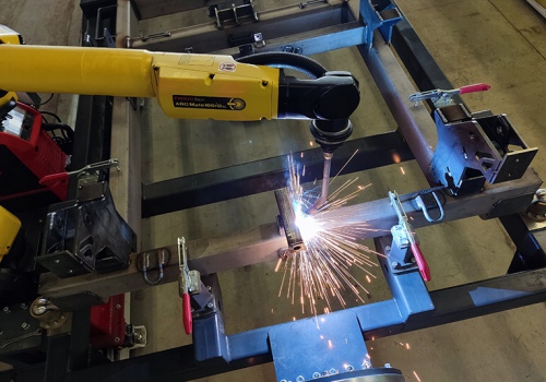 Priekabos rėmo suvirinimo robotas