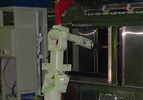Radiatorių miltelinio dažymo robotas